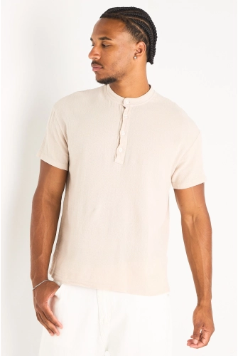 T-shirt beige à col ouvert en maille