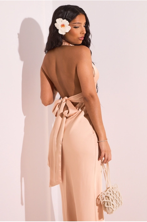Robe longue à dos nu de couleur saumon et à effet satiné
