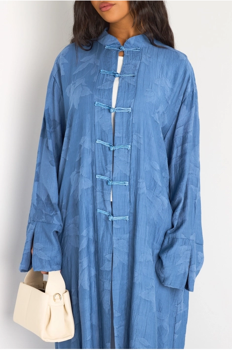 Kimono bleu à motifs floraux