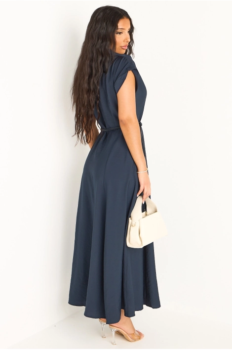 Robe bleu foncé à coupe droite ceinturée