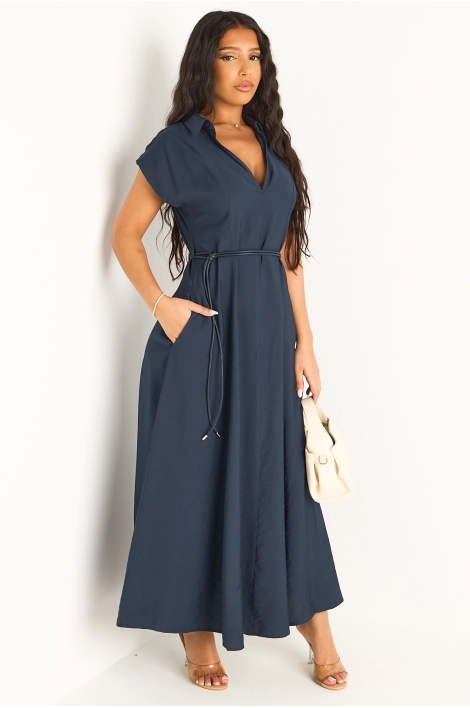 Robe bleu foncé à coupe droite ceinturée