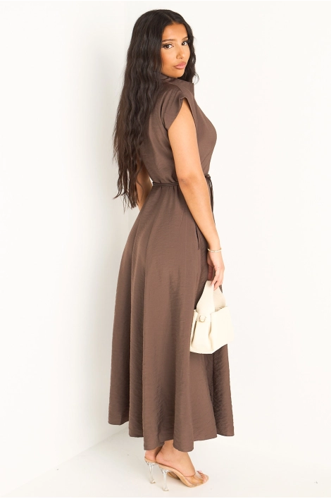 Robe marron à coupe droite ceinturée