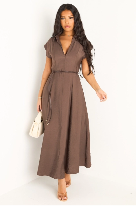 Robe marron à coupe droite ceinturée