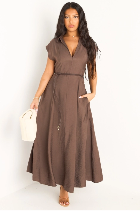 Robe marron à coupe droite ceinturée