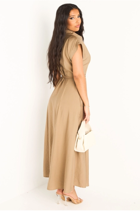 Robe beige à coupe droite ceinturée