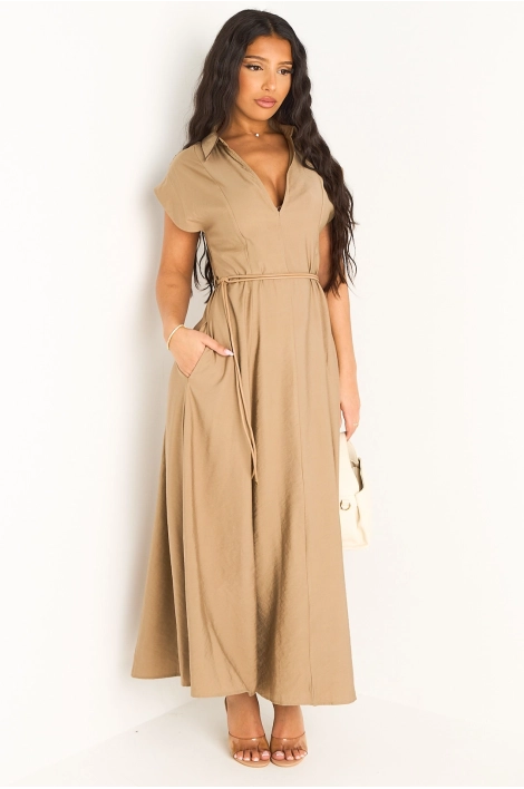 Robe beige à coupe droite ceinturée