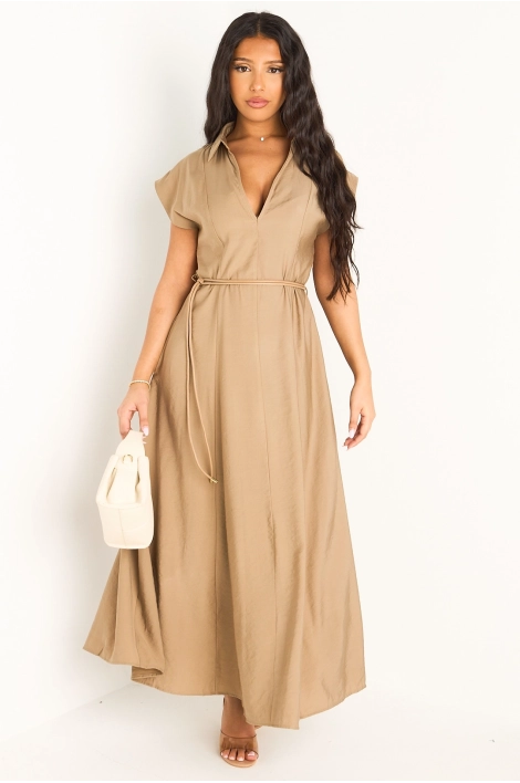 Robe beige à coupe droite ceinturée