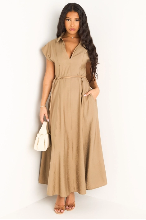 Robe beige à coupe droite ceinturée