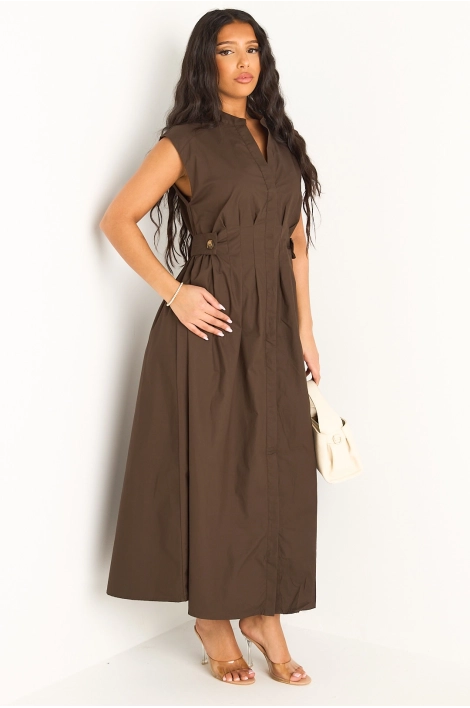 Robe marron à effet cintré et boutons