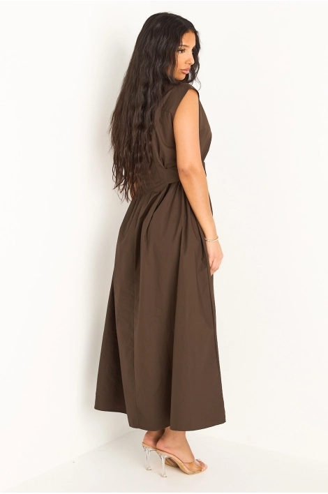 Robe marron à effet cintré et boutons