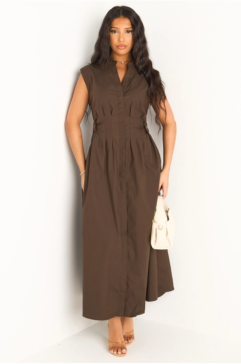 Robe marron à effet cintré et boutons