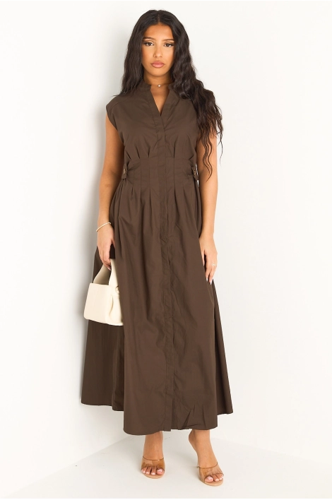 Robe marron à effet cintré et boutons