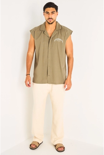 Chemise sans manches à inscriptions et empiècement étoile de couleur kaki