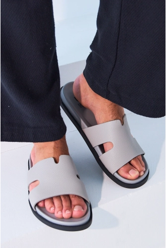 Sandale plate de couleur gris clair