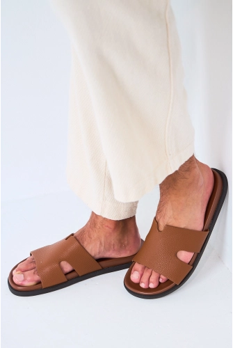 Sandale plate de couleur camel