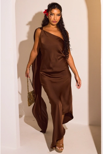 Robe longue asymétrique marron one shoulder à effet satinée et empiècement