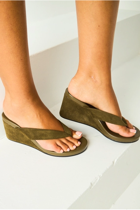 Tongs à talons compensés en daim de couleur verte