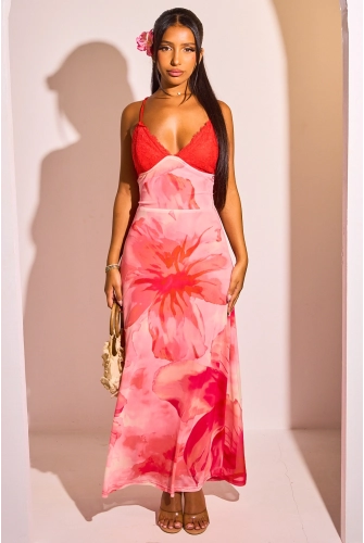Robe longue rouge à dentelle et dos nu