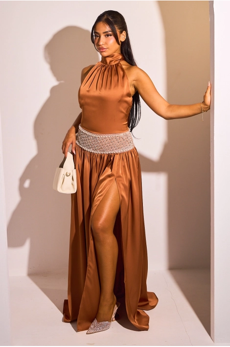 Robe dos nu de couleur brique cintrée perlée à col montant