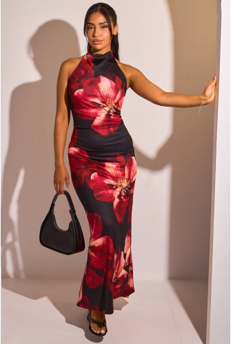 Robe longue noire à motifs floraux rouges
