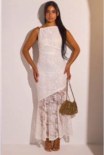 Robe longue blanche à voile effet dentelle et broche
