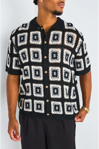 Chemise noire ajourée effet crochet et motifs géométriques carrés