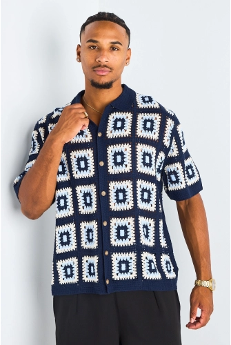 Chemise bleu marine ajourée effet crochet et motifs géométriques carrés