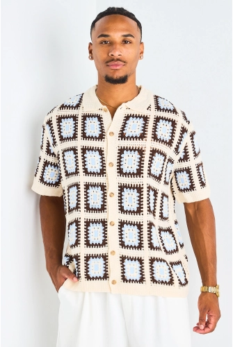 Chemise bleu clair ajourée effet crochet et motifs géométriques carrés
