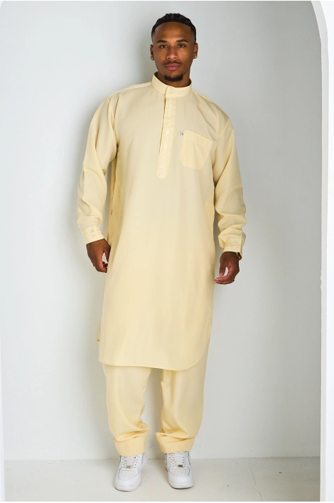 Ensemble 2 pièces qamis + pantalon jaune à motif sur le col