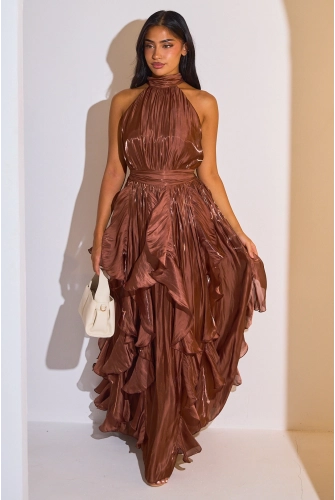Robe longue satinée sans manches à col montant et à volants de couleur café