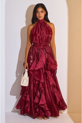 Robe longue satinée sans manches à col montant et à volants de couleur bordeaux