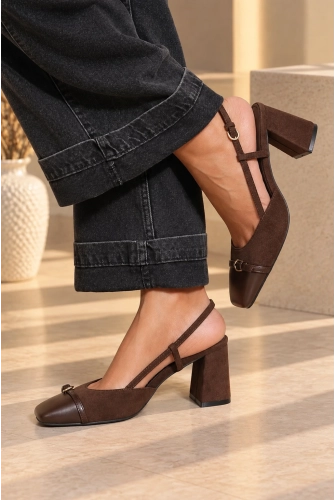Sandales en daim marron à bout fermé