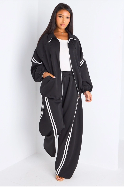 Ensemble de sport noir à liseré blanc