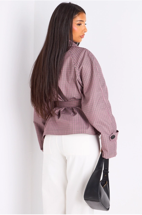 Manteau à carreaux de couleur bordeaux