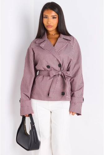Manteau à carreaux de couleur bordeaux