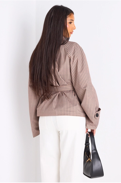 Manteau à carreaux de couleur camel