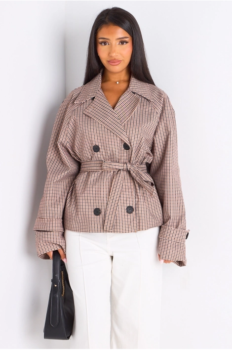 Manteau à carreaux de couleur camel