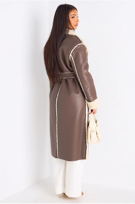 Manteau long en simili cuir taupe et empiècement peau de mouton