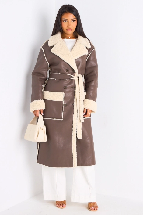 Manteau long en simili cuir taupe et empiècement peau de mouton