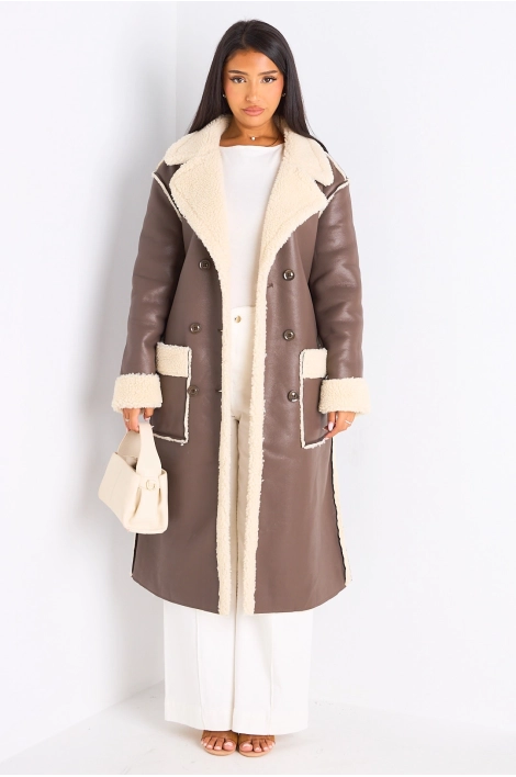 Manteau long en simili cuir taupe et empiècement peau de mouton