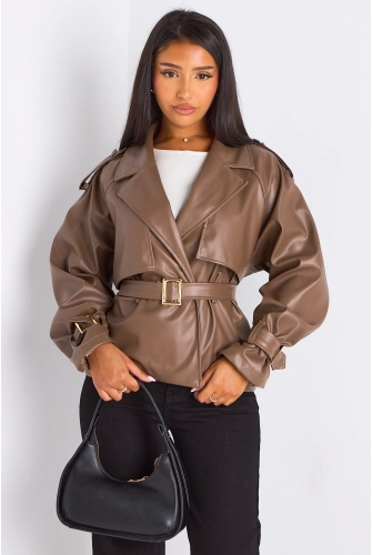 Veste cintrée simili cuir à col rabat de couleur taupe