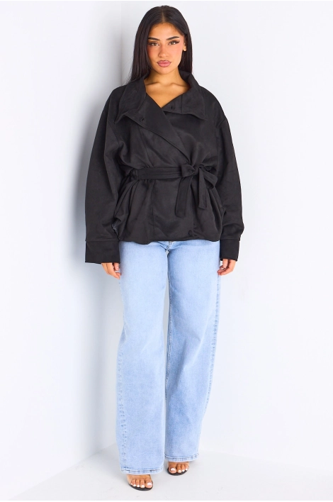 Veste courte en daim ceinturée noire