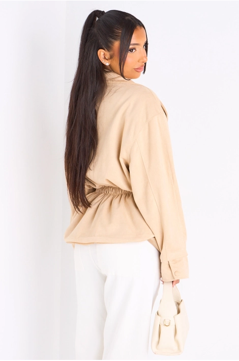 Veste courte en daim ceinturée beige