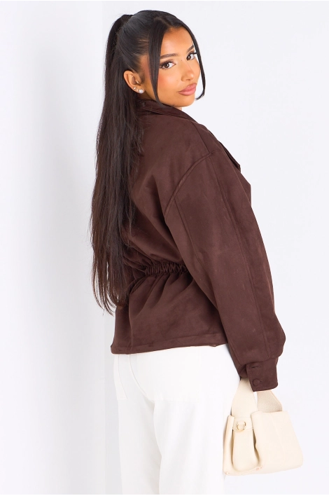 Veste courte en daim ceinturée marron