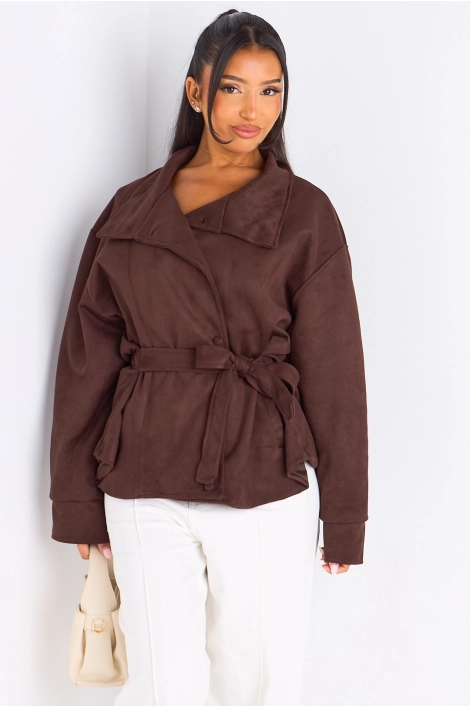 Veste courte en daim ceinturée marron