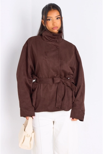 Veste courte en daim ceinturée marron