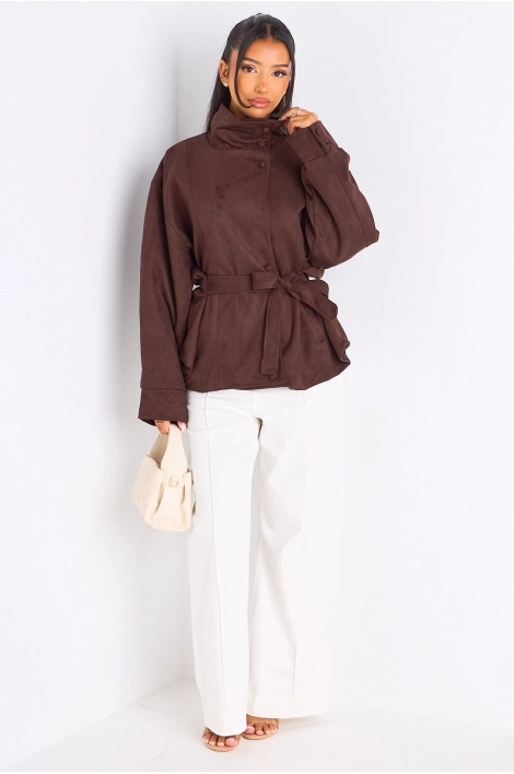 Veste courte en daim ceinturée marron