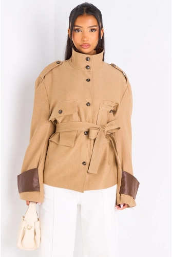 Veste camel à poches ceinturée