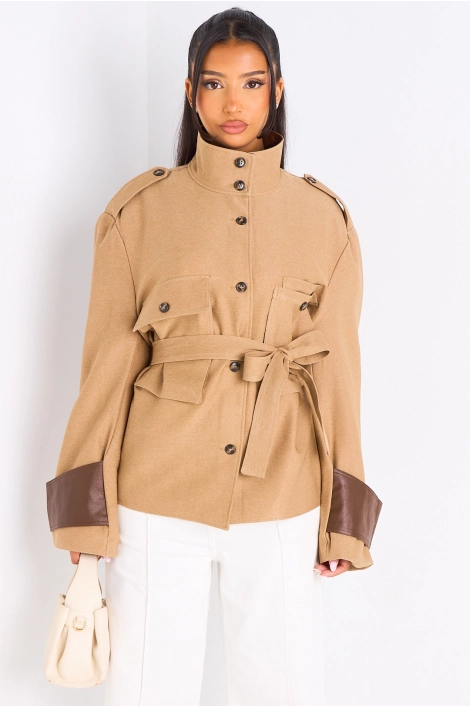 Veste camel à poches ceinturée