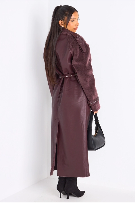 Manteau long en simili cuir avec empiècement polaire bordeaux